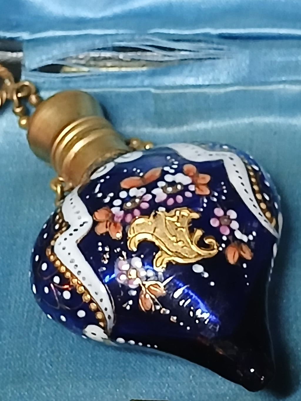 Charmant petit flacon à parfum ou à sels de forme cœur émaillé. fin XIXe-début XXe