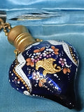 Charmant petit flacon à parfum ou à sels de forme cœur émaillé. fin XIXe-début XXe