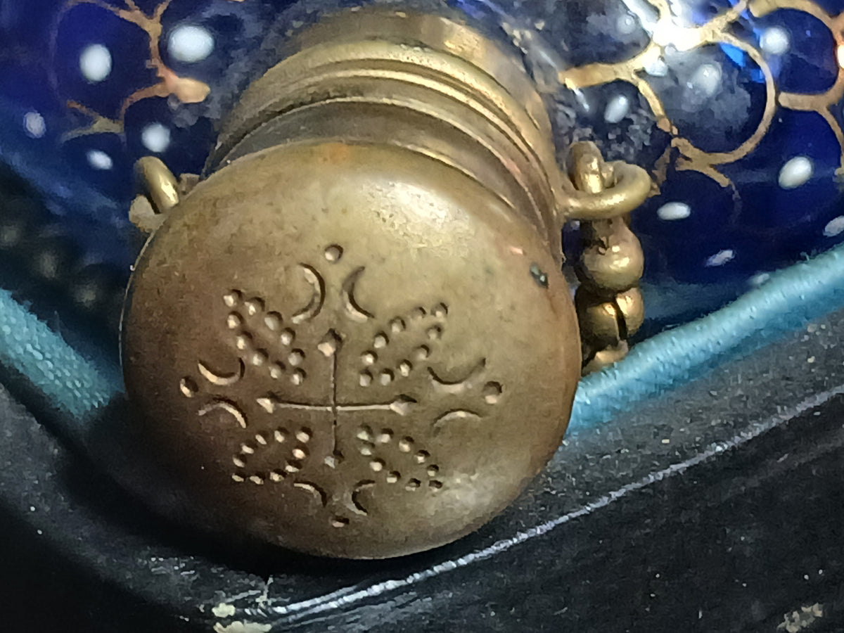 Charmant petit flacon à parfum ou à sels de forme cœur émaillé. fin XIXe-début XXe