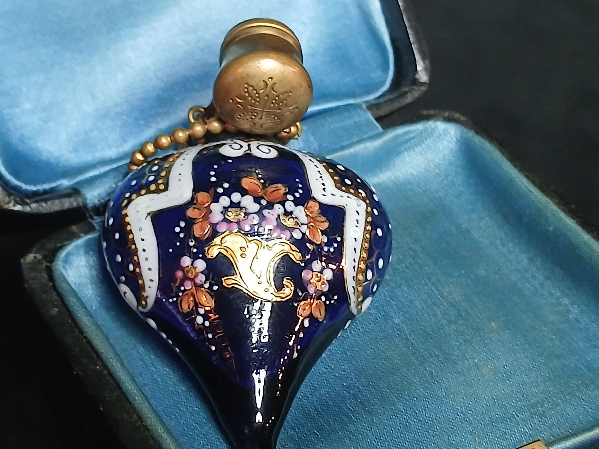 Charmant petit flacon à parfum ou à sels de forme cœur émaillé. fin XIXe-début XXe