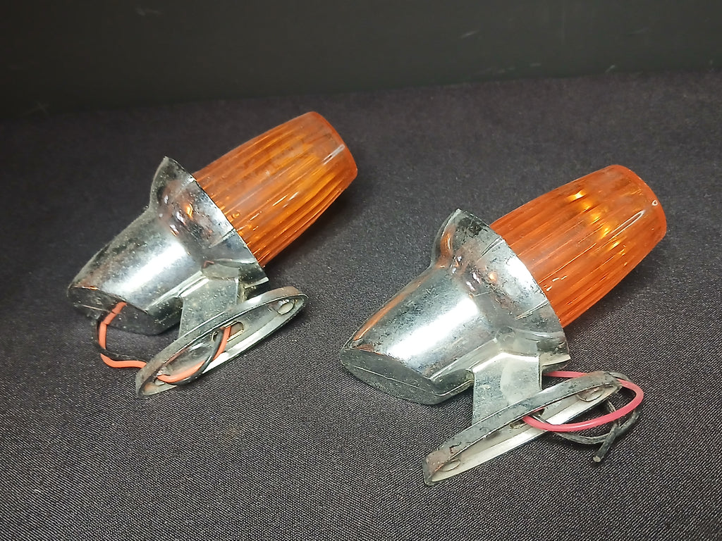 Paire de clignotants fuselés pour véhicule ancien, en plastique chromé.