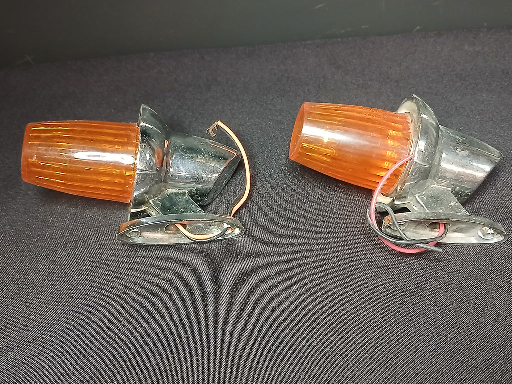 Paire de clignotants fuselés pour véhicule ancien, en plastique chromé.