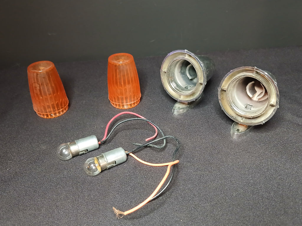 Paire de clignotants fuselés pour véhicule ancien, en plastique chromé.