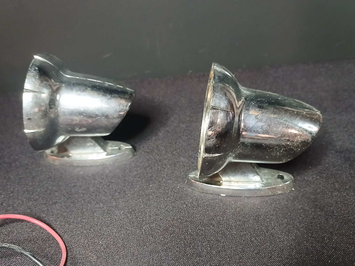 Paire de clignotants fuselés pour véhicule ancien, en plastique chromé.