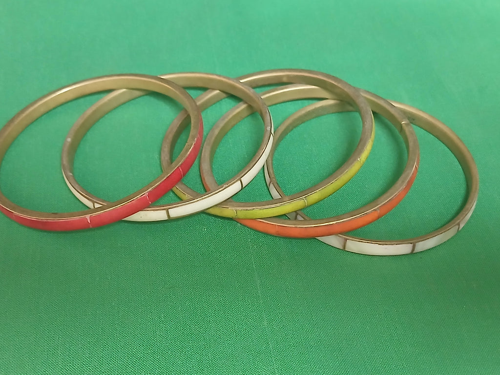 Lot de 5 bracelets joncs années 1960