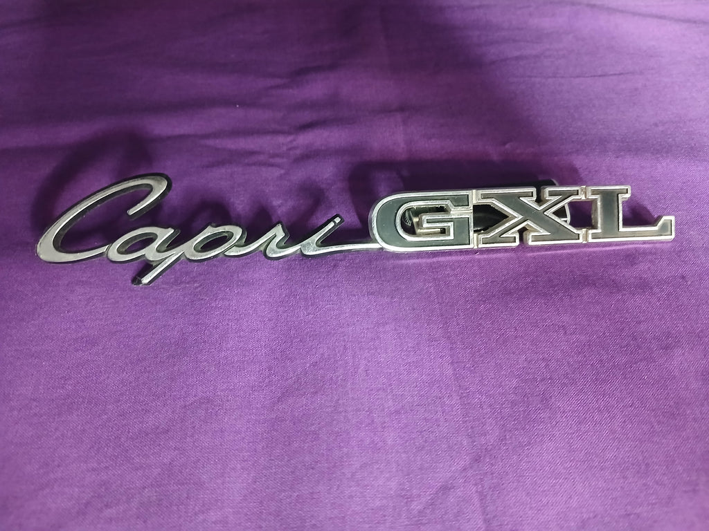 Emblème chromé de carrosserie Ford Capri GXL d'époque, 1970