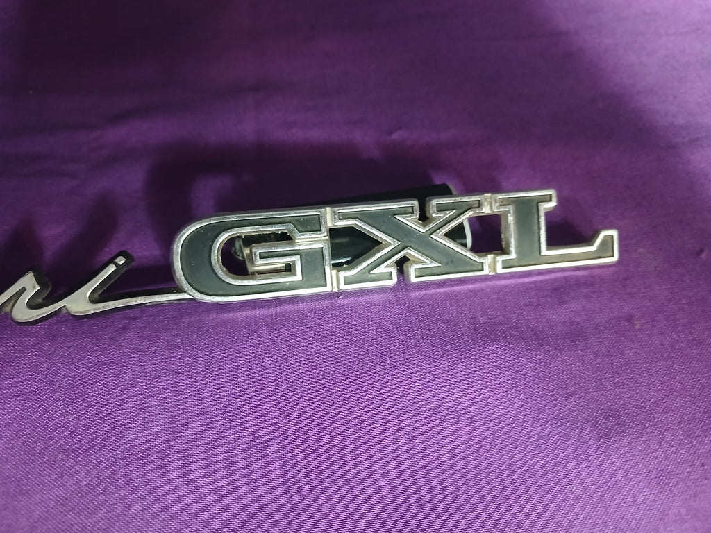 Emblème chromé de carrosserie Ford Capri GXL d'époque, 1970