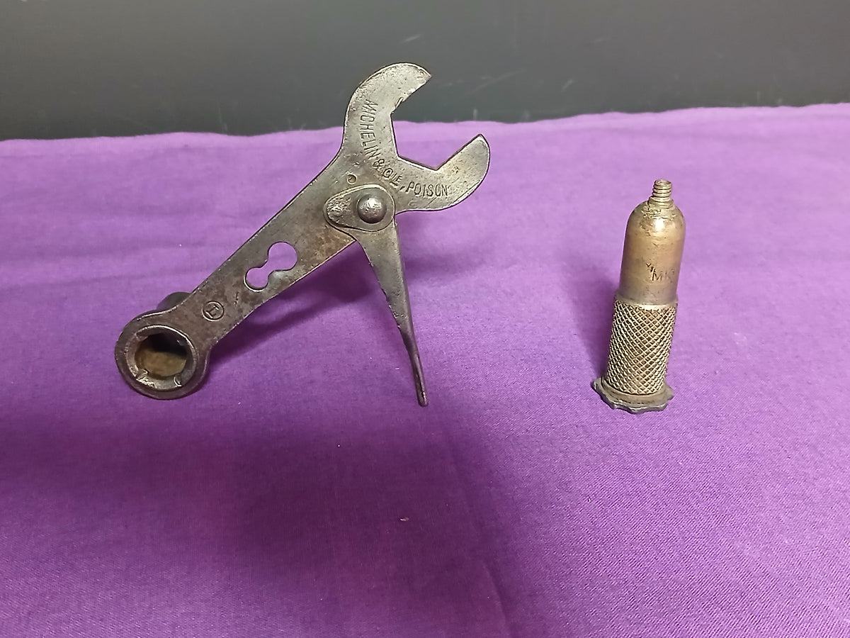 Lot de deux anciens outils de marque Michelin, début du XXe siècle.