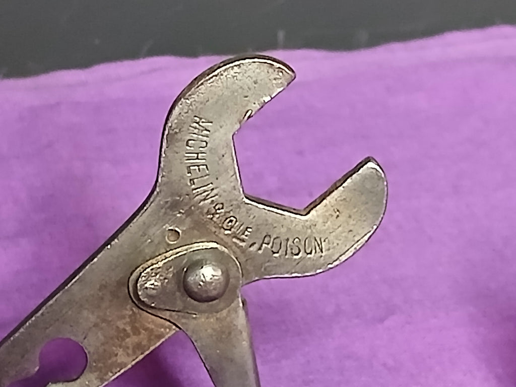Lot de deux anciens outils de marque Michelin, début du XXe siècle.