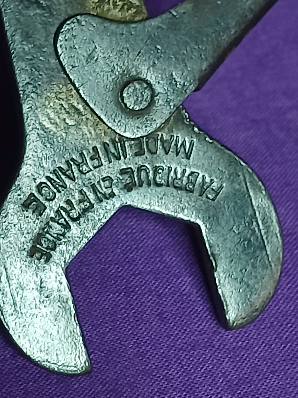 Lot de deux anciens outils de marque Michelin, début du XXe siècle.