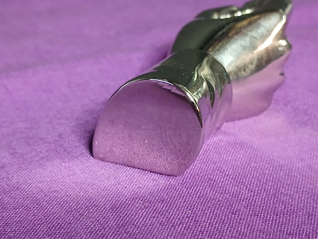 Superbe porte-stylo en métal chromé en forme de main