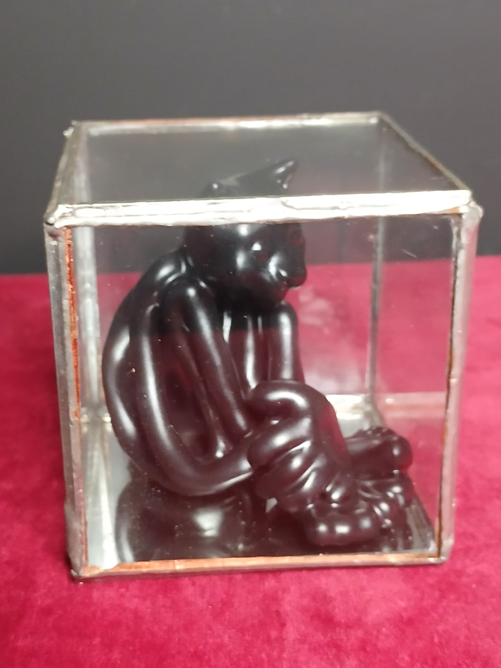 Petite sculpture noire au fini brillant représentant un chat assis