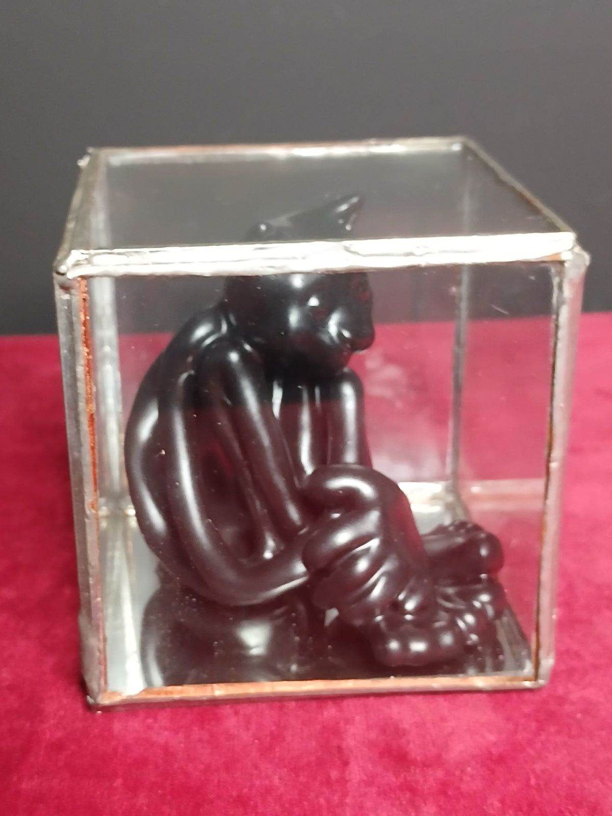Petite sculpture noire au fini brillant représentant un chat assis