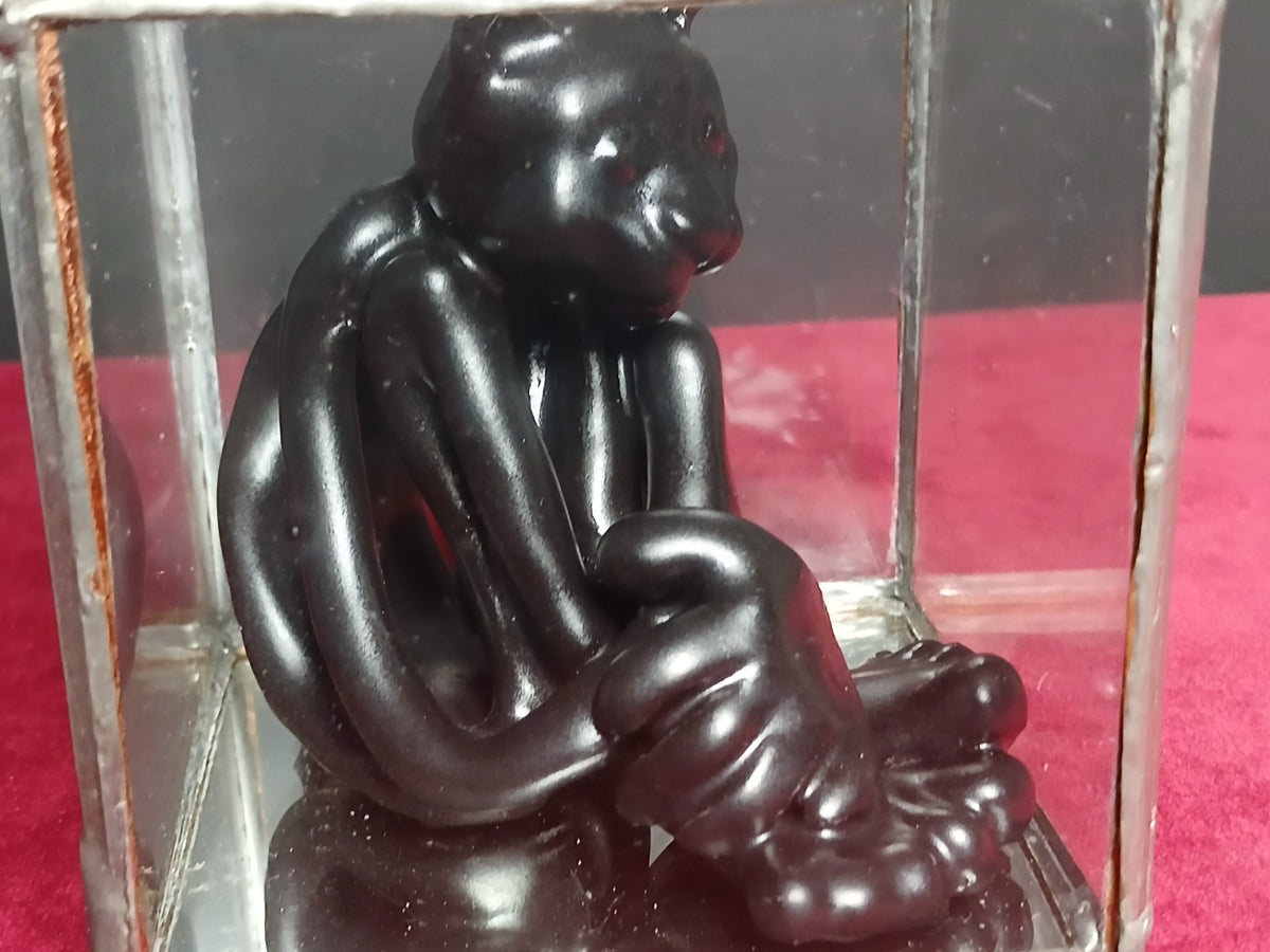Petite sculpture noire au fini brillant représentant un chat assis