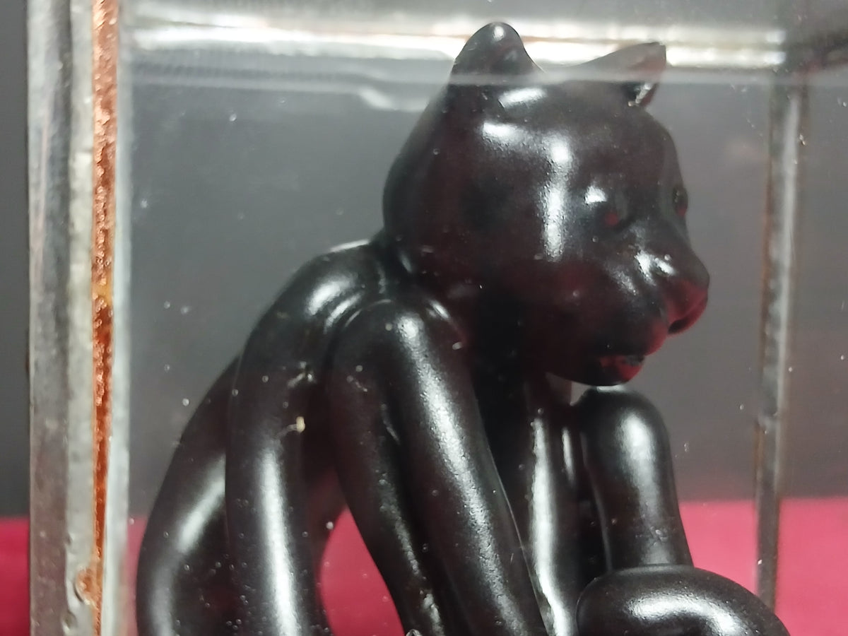Petite sculpture noire au fini brillant représentant un chat assis