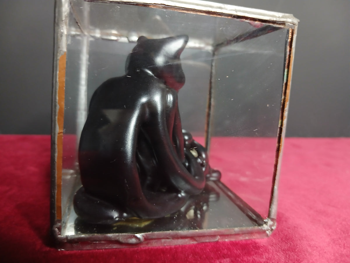Petite sculpture noire au fini brillant représentant un chat assis