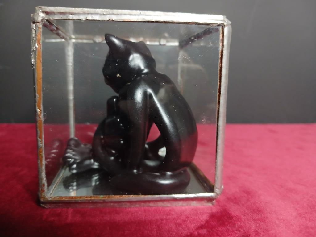 Petite sculpture noire au fini brillant représentant un chat assis