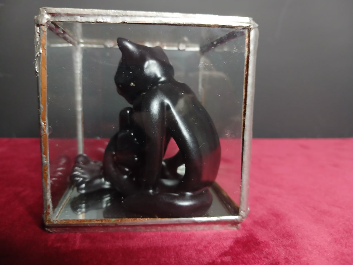 Petite sculpture noire au fini brillant représentant un chat assis
