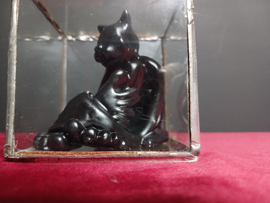Petite sculpture noire au fini brillant représentant un chat assis