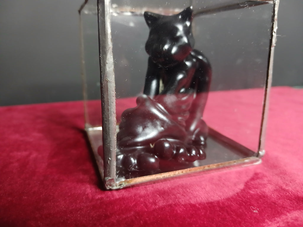 Petite sculpture noire au fini brillant représentant un chat assis