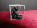 Petite sculpture noire au fini brillant représentant un chat assis