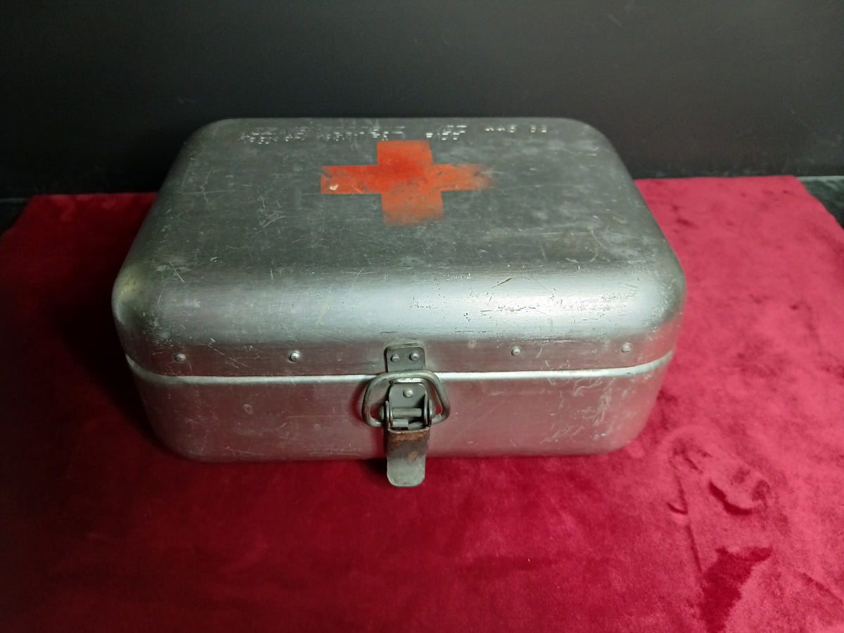 Trousse de premiers secours authentique des années 1950