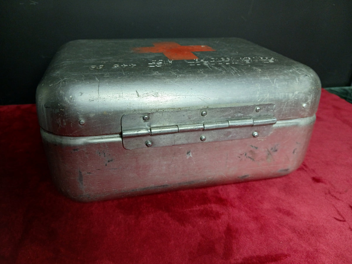 Trousse de premiers secours authentique des années 1950