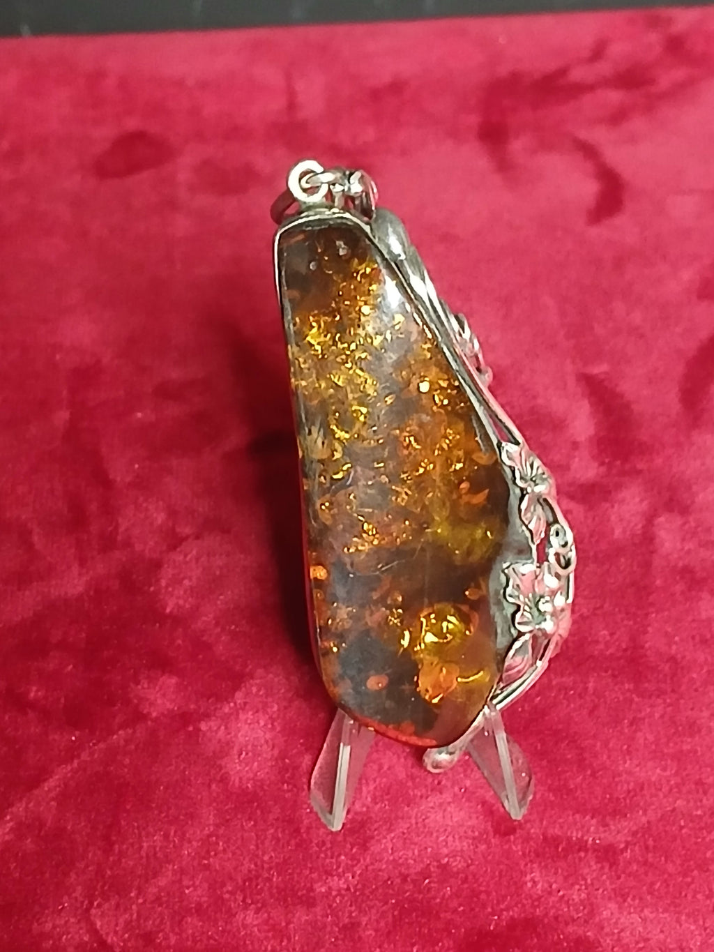 Élégant pendentif Art nouveau en ambre de la Baltique
