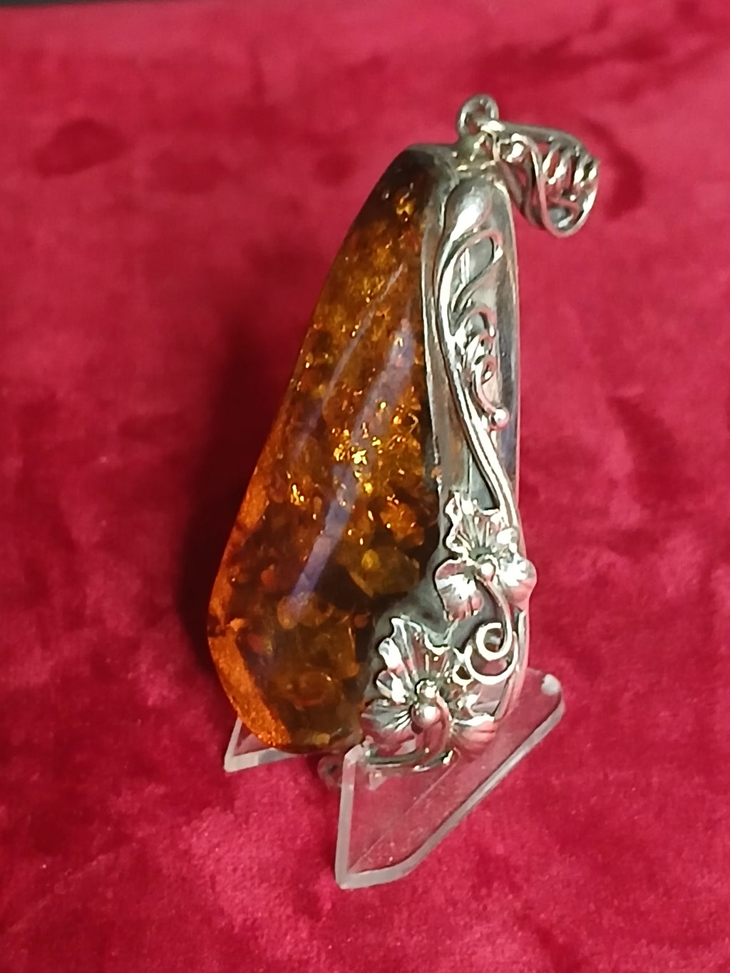 Élégant pendentif Art nouveau en ambre de la Baltique