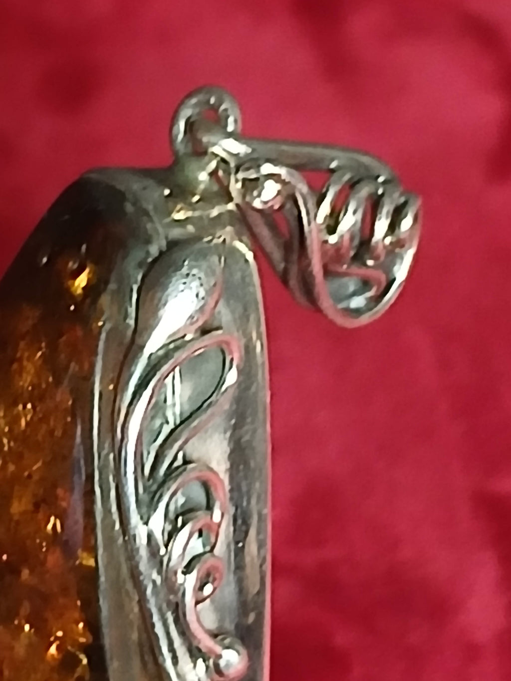 Élégant pendentif Art nouveau en ambre de la Baltique