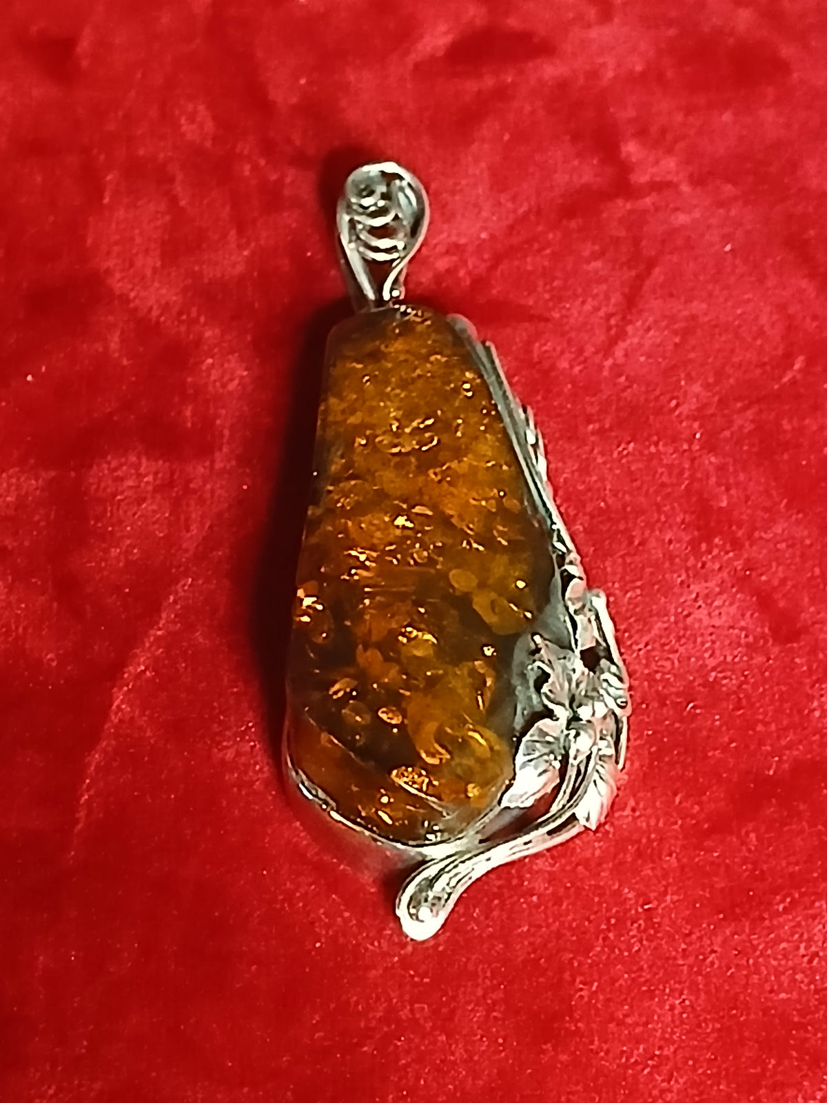 Élégant pendentif Art nouveau en ambre de la Baltique