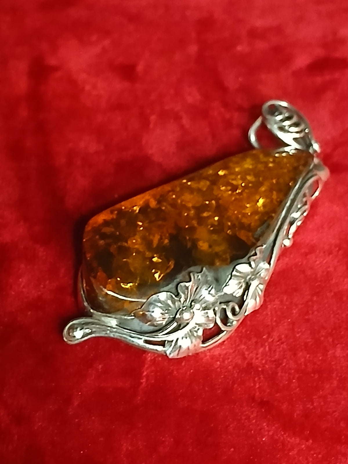 Élégant pendentif Art nouveau en ambre de la Baltique