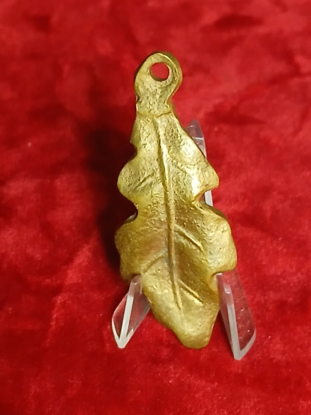 Ancien pendentif en bronze représentant une feuille de chêne