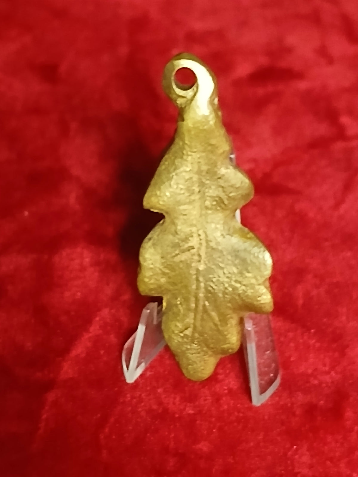 Ancien pendentif en bronze représentant une feuille de chêne