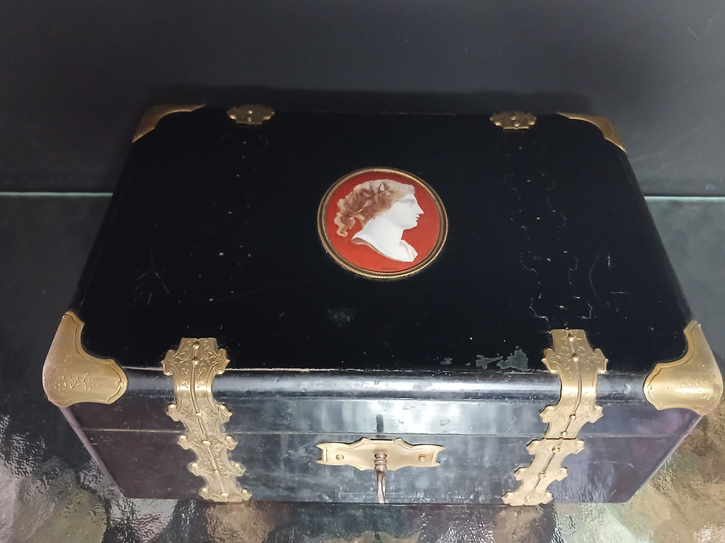 Coffret à bijoux Napoléon III fin XIXe siècle en bois laqué noir