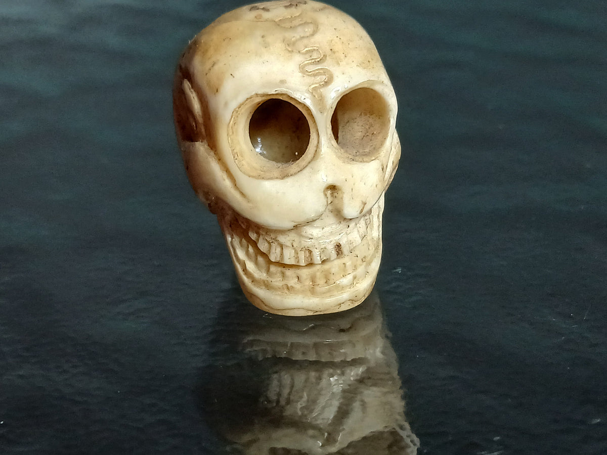 Petit crâne sculpté en os de yak, début du XXe siècle