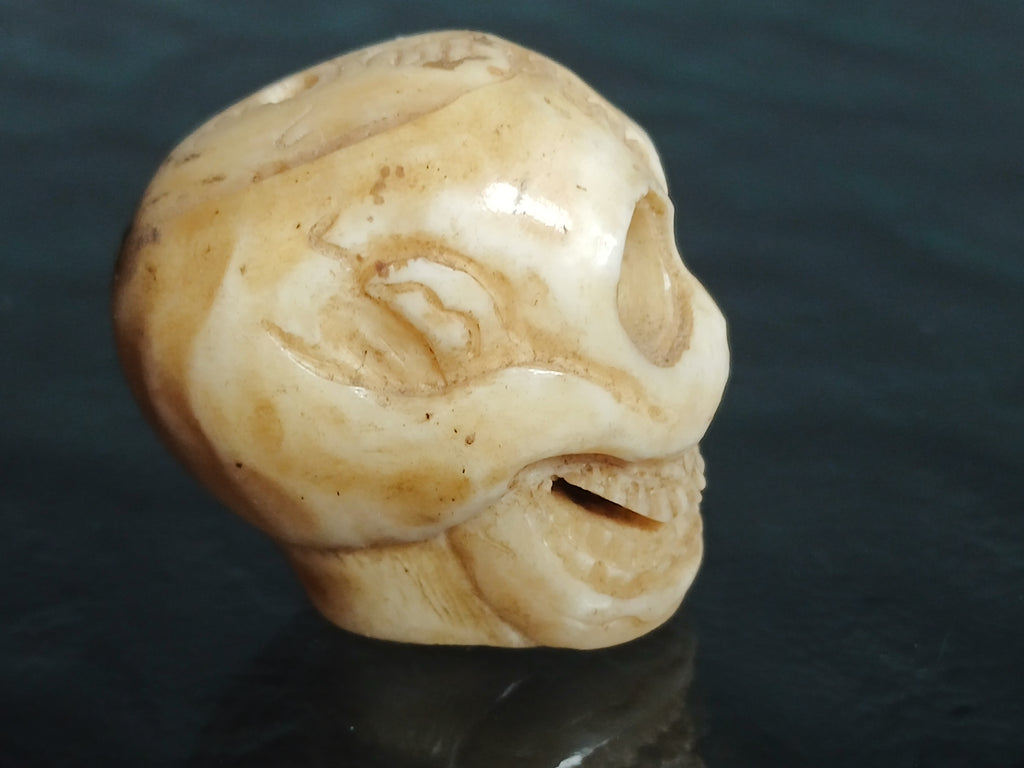 Petit crâne sculpté en os de yak, début du XXe siècle