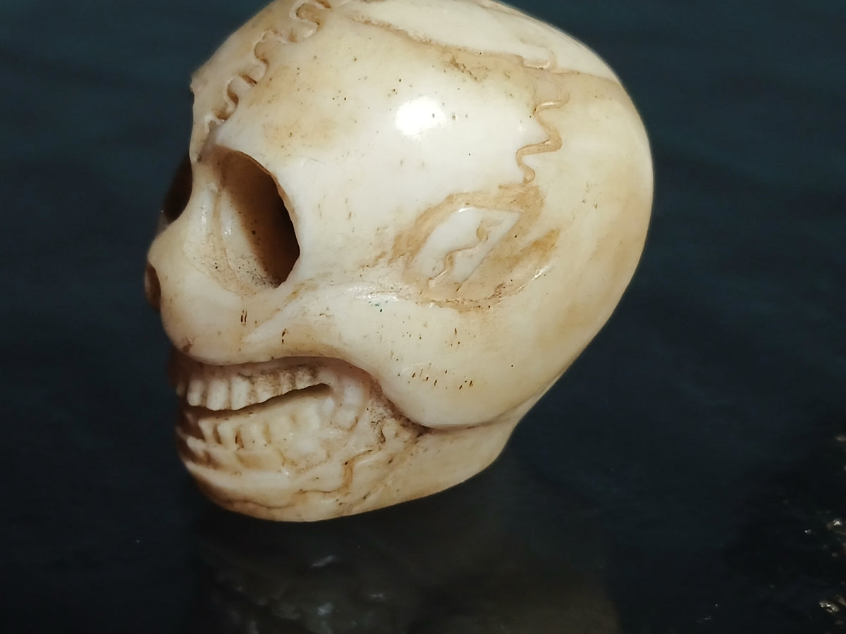 Petit crâne sculpté en os de yak, début du XXe siècle