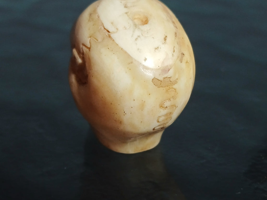 Petit crâne sculpté en os de yak, début du XXe siècle