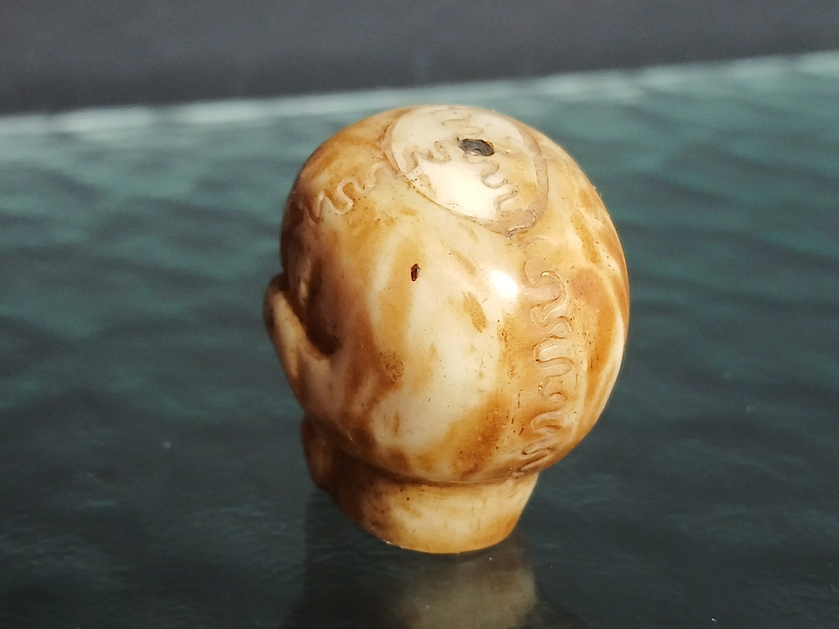 superbe crâne sculpté en os de yak, début du XXe siècle