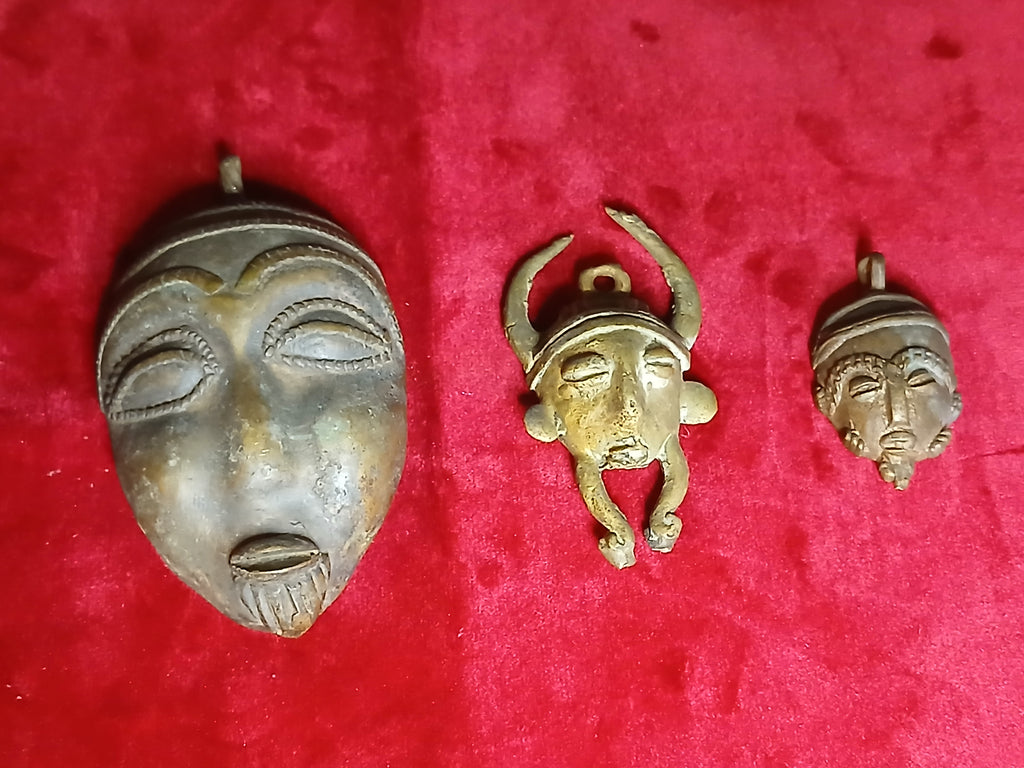 Ensemble de trois pendentifs en bronze d'art tribal africain,  1950