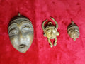 Ensemble de trois pendentifs en bronze d'art tribal africain,  1950
