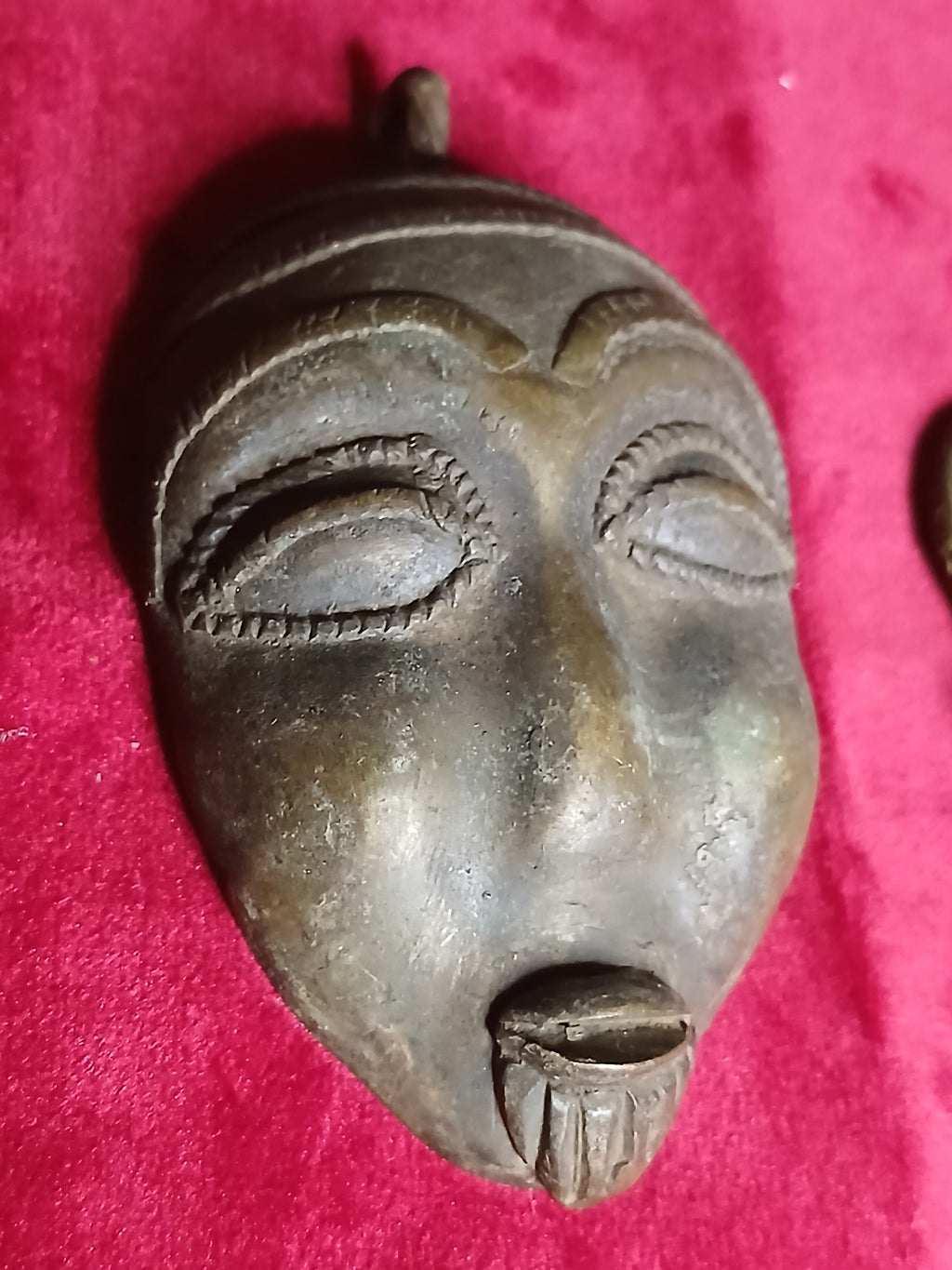 Ensemble de trois pendentifs en bronze d'art tribal africain,  1950