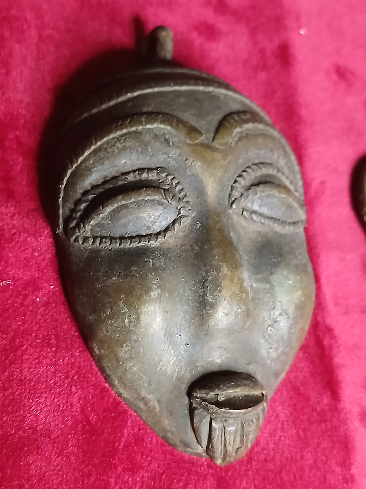 Ensemble de trois pendentifs en bronze d'art tribal africain,  1950