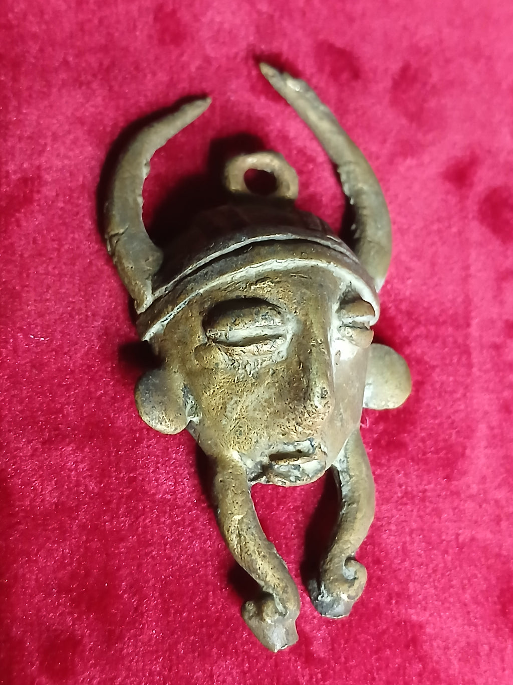 Ensemble de trois pendentifs en bronze d'art tribal africain,  1950