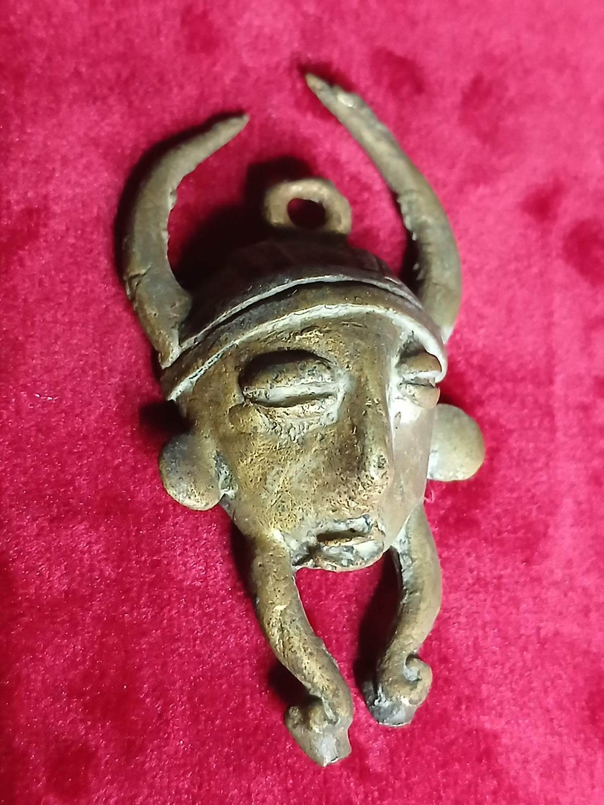 Ensemble de trois pendentifs en bronze d'art tribal africain,  1950