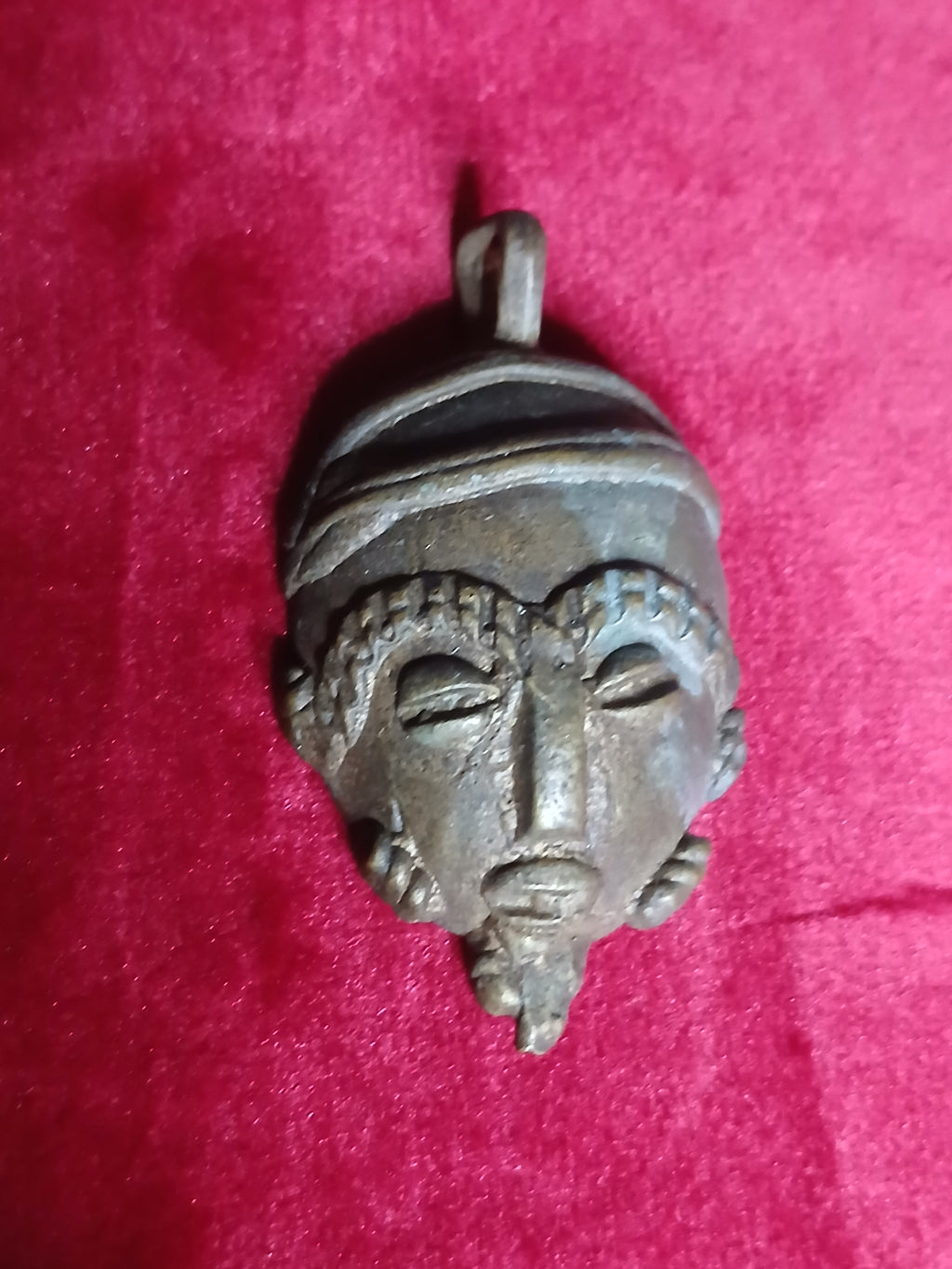 Ensemble de trois pendentifs en bronze d'art tribal africain,  1950