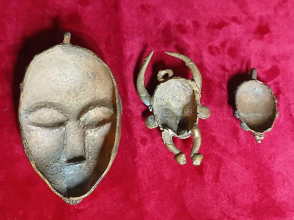 Ensemble de trois pendentifs en bronze d'art tribal africain,  1950
