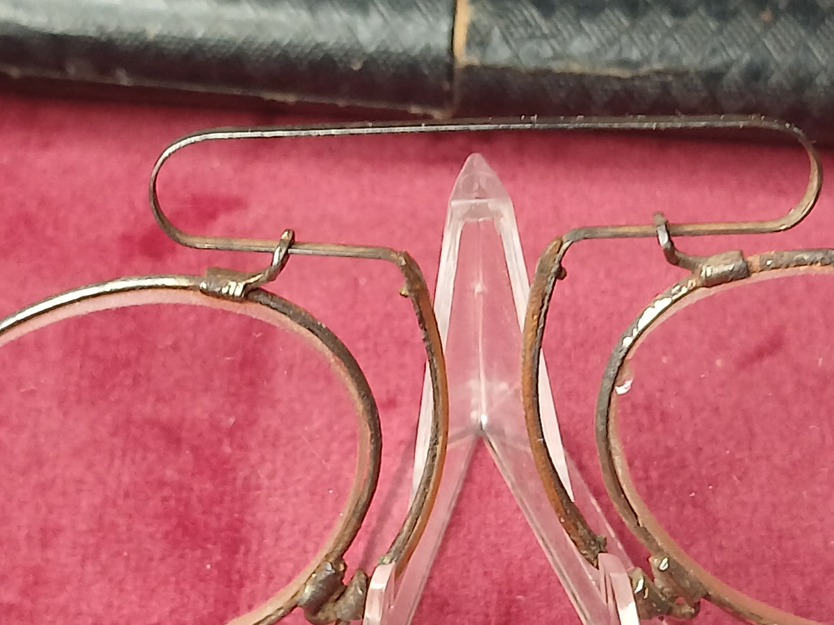 2 paires de lunettes anciennes pince nez avec étuis  fin du XIXe siècle