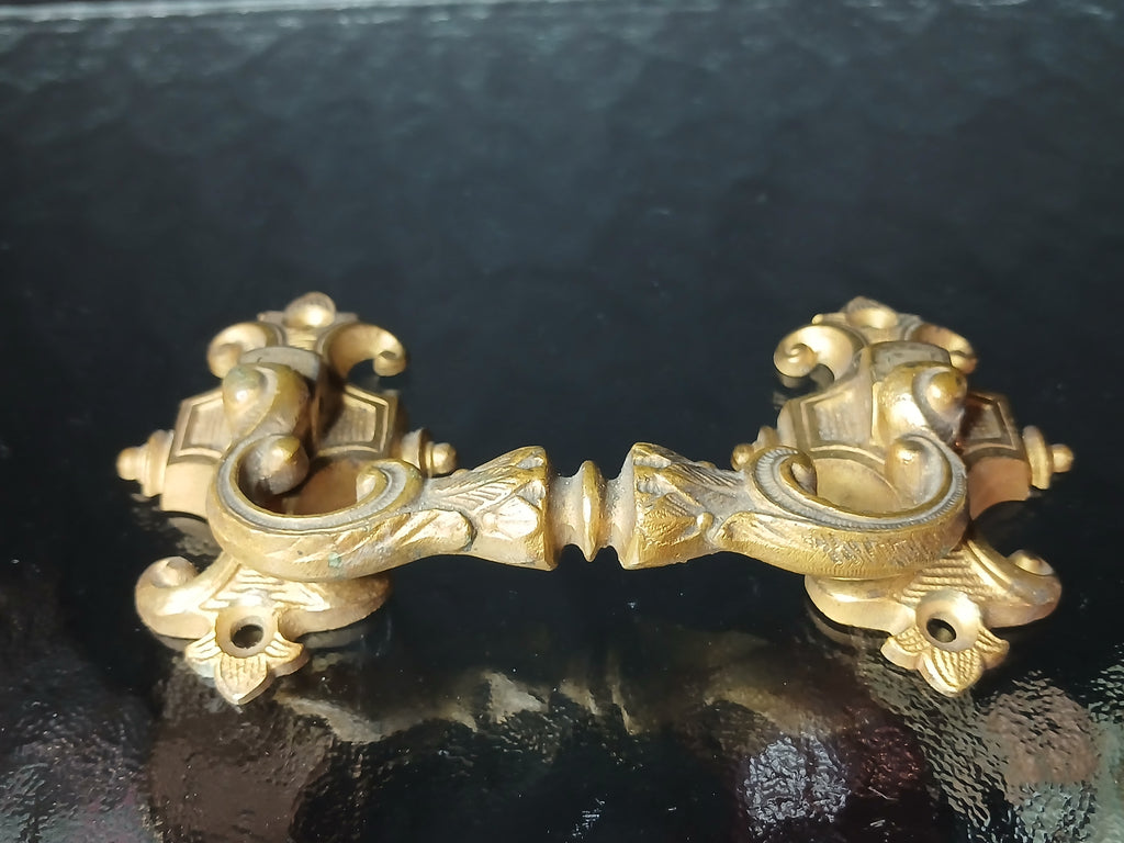 Ancienne poignée de meuble en bronze ciselé, typique du XIXe siècle